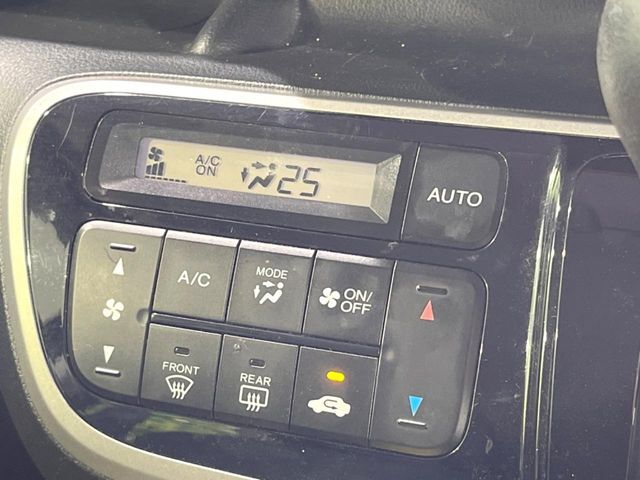 【オートエアコン】一度お好みの温度に設定すれば、車内の温度を検知し風量や温度を自動で調整。暑い…寒い…と何度もスイッチ操作をする必要はありません。快適な車内空間には必須の機能ですね♪