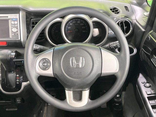 インテリアに合わせたデザインのステアリングは、運転される方のことも考え、運転しやすい形状、大きさです。是非一度、実際に触ってお確かめください。