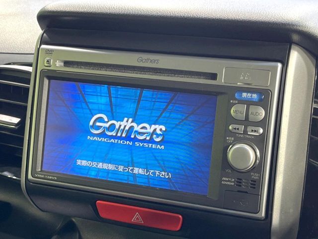 【純正ナビ】人気の純正ナビを装備しております。ナビの使いやすさはもちろん、オーディオ機能も充実！キャンプや旅行はもちろん、通勤や買い物など普段のドライブも楽しくなるはず♪