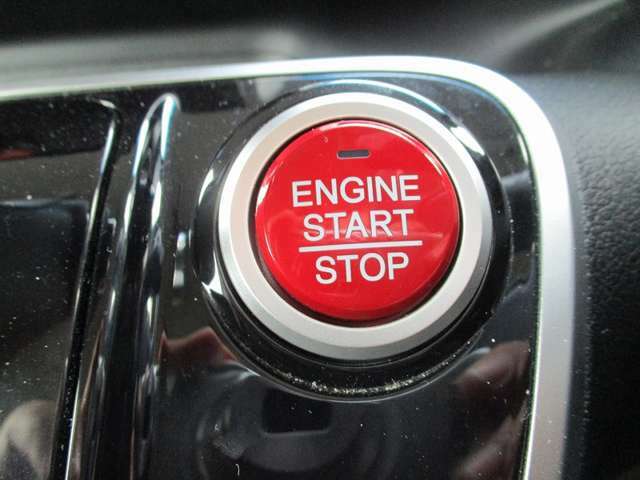 プッシュボタンスタートで鍵を刺さなくても持ってるだけでエンジンも楽々かけれちゃう！