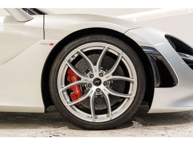 ブレーキキャリパーはレッド。フロントタイヤサイズ245/35R19。
