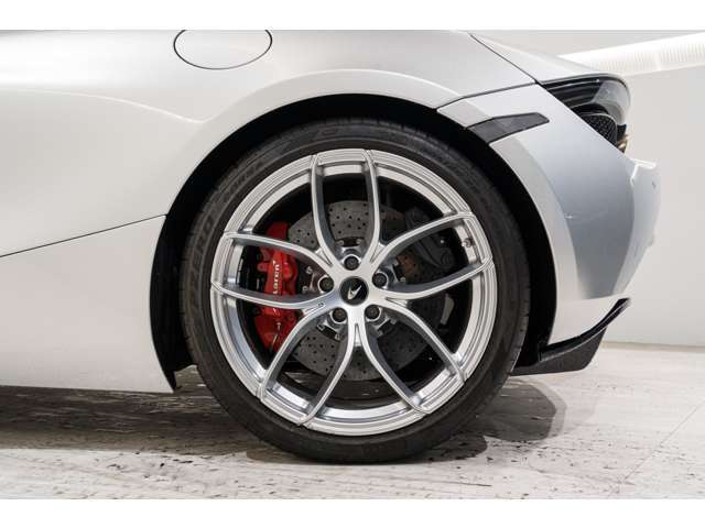 カーボンセラミックブレーキ装備です。リアタイヤサイズ305/30R20。