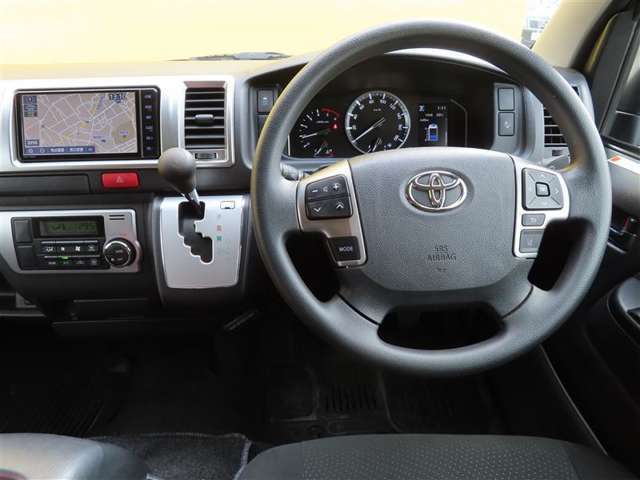 ボディはピカピカでも、室内は汚れがいっぱい・・・というクルマには乗りたくありませんね。当社の車両は全てルームクリーニングします！