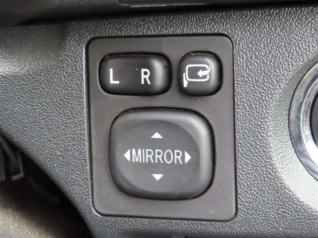 日本の駐車場は幅が広くないところが多くて、乗り降りが大変だったりしますよね。電動ミラーがあれば、室内でミラーをたためるので、駐車するときも便利ですね。