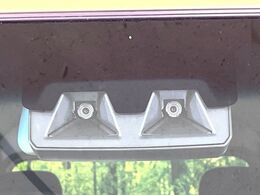 【スマートアシスト】走行中に前方の車両等を認識し、衝突しそうな時は警報とブレーキで衝突回避と被害軽減をアシスト。より安全にドライブをお楽しみいただけます。
