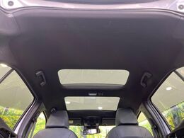 【サンルーフ】開放感たっぷりの希少装備、サンルーフが装着されています！車内に明かりを取り入れたり景色を楽しむ以外にも、車内の空気も簡単に換気できて快適です！
