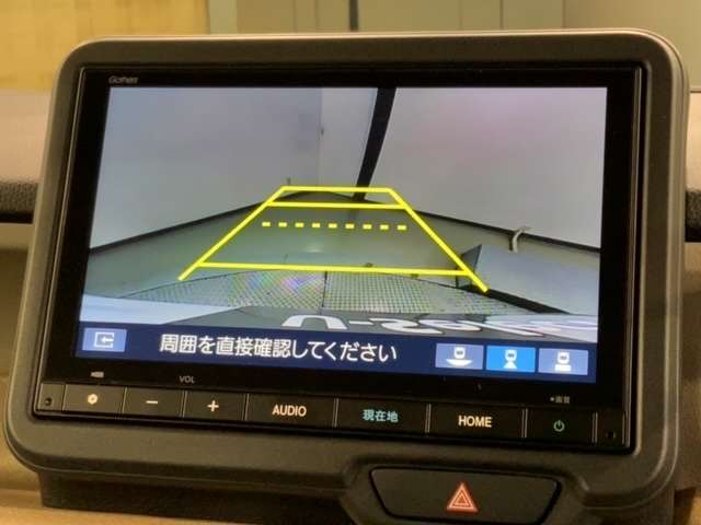 リバースギアに入れるだけで後方の表示へ切り替わります。夜間や雨の日の駐車も楽になりますよ。