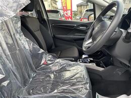【運転席】座り心地が良いシートなので長時間の運転でも快適にお過ごしいただけます。新品のフロアマットのご注文も可能です。掲載箇所以外にご希望の写真がございましたらお気軽にお問い合わせ下さい。