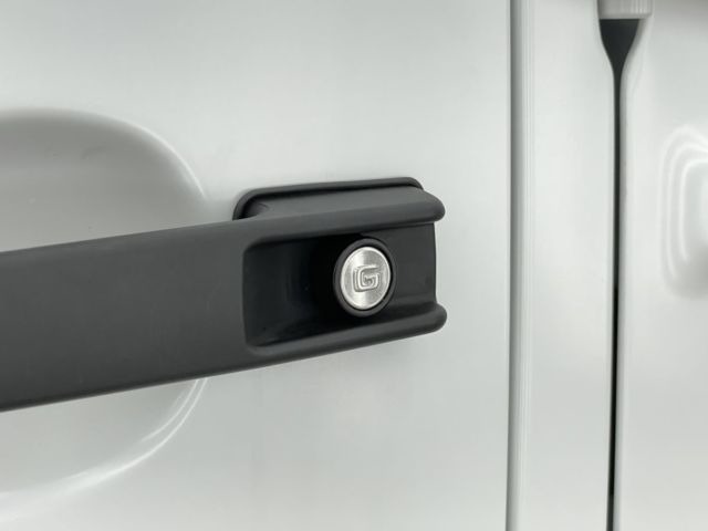 エディションマグノホワイトの専用装備であるGロゴ入りドアハンドルボタン。