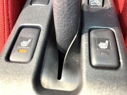 【シートヒーター】寒い日に重宝するシートヒーター！エアコンより早く温まってくれるので寒がりの人も安心ですね♪エアコンの温風は乾燥するから苦手、という方にもをおすすめです。