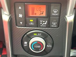 【オートエアコン】一度お好みの温度に設定すれば、車内の温度を検知し風量や温度を自動で調整。暑い…寒い…と何度もスイッチ操作をする必要はありません。快適な車内空間には必須の機能ですね♪
