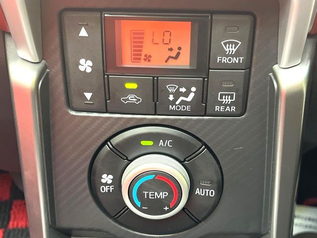 【オートエアコン】一度お好みの温度に設定すれば、車内の温度を検知し風量や温度を自動で調整。暑い…寒い…と何度もスイッチ操作をする必要はありません。快適な車内空間には必須の機能ですね♪