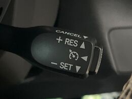 【クルーズコントロール】高速道路もラクラク走行。アクセルを離しても一定速度で走行ができ、長距離運転時の負担を軽減！加速・減速も簡単なスイッチ操作で調整できます。