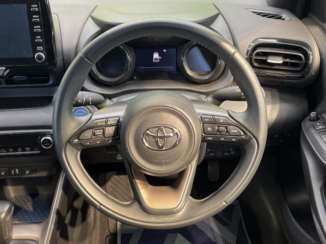 インテリアに合わせたデザインのステアリングは、運転される方のことも考え、運転しやすい形状、大きさです。是非一度、実際に触ってお確かめください。
