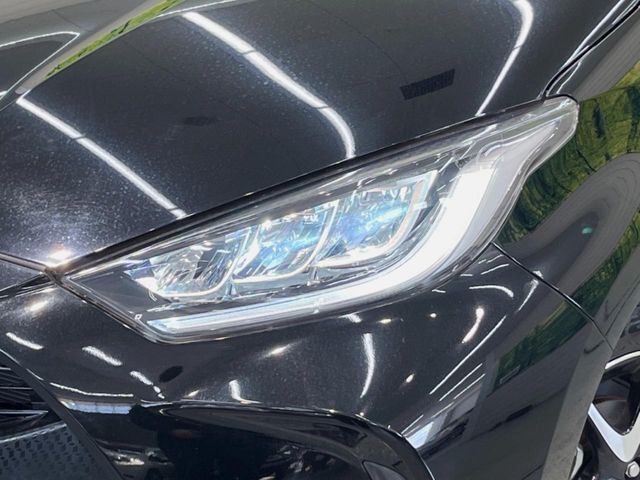 【LEDヘッドライト】悪天候や夜間走行時も良好な視界を確保し安心して運転できる高輝度LEDヘッドライトを装備！点灯速度が早く、消費電力も抑えられています。