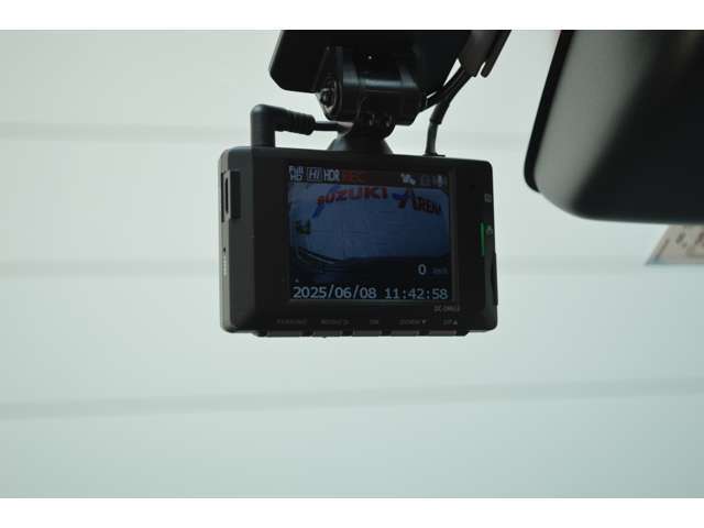 ドライブレコーダーは映像音声などを記録する自動車用の車載装置のことです。　もしもの事故の際の記録はもちろん旅行の際の思い出としてドライブの映像を楽しむことができます、