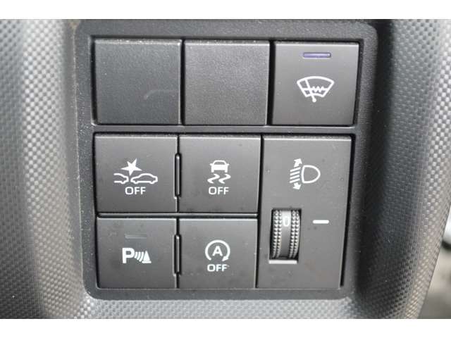 スマートアシストには衝突回避支援ブレーキ、車線逸脱警報、誤発進抑制制御、先行車発進お知らせ、オートハイビームという5つの機能があります
