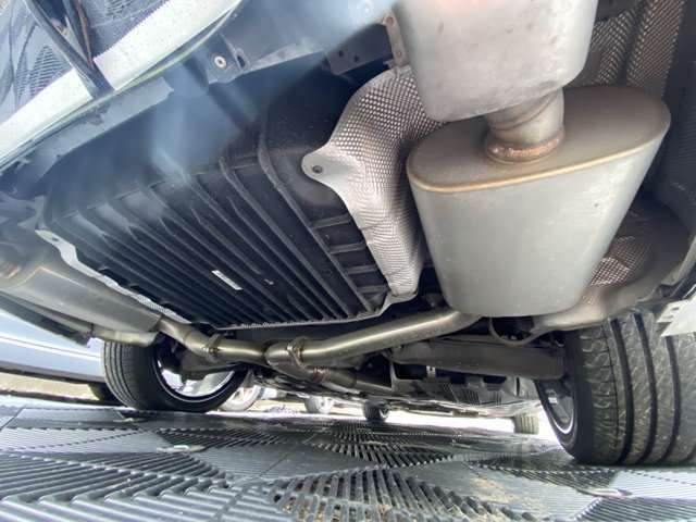 ZEESの車検対応マフラーが入っています。うるさすぎずAMGを感じられるいい音です。