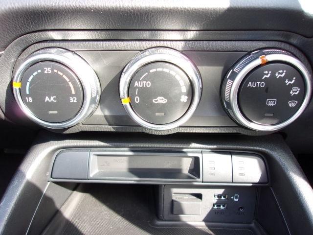 【オートエアコン】温度を設定すれば自動的に風量が調節できるオートエアコンを装備！車内も快適ですね！