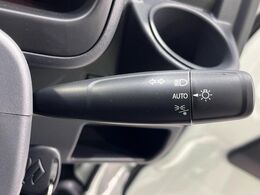 【オートライト】周りの明るさに応じて自動でヘッドライトの点灯・消灯ができる機能です！ライトの付け忘れ・消し忘れなどが無くなり、雨の日や夕方の走行も安心！トンネル通過時も便利ですね♪