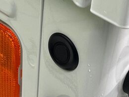 【クリアランスソナー】バンパーに付いたセンサーが障害物を検知！一定の距離に近づくとアラートで教えてくれます♪狭い駐車スペースや車庫入れ時も安心ですね☆