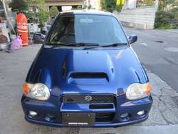 フォグランプ付で、ヘッドライトでは光のあたりにくい足元をやさしく照らします。霧や雨の時には、特に重宝しますよ。