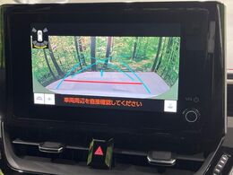 【バックカメラ】駐車時に後方がリアルタイム映像で確認できます。大型商業施設や立体駐車場での駐車時や、夜間のバック時に大活躍！運転スキルに関わらず、今や必須となった装備のひとつです！