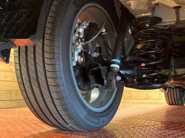 お車を安心してお乗りいただく為には、足回りの定期点検が欠かせません。サービスサポート（有償保証）では無料点検もご提供しており、安心のカーライフをお過ごしいただけるサポート体制が整っています。