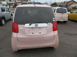 バックカメラが付いているので後方確認が非常にしやすいです。今や運転初心者も熟練者も必須装備！ついていて損はないですね♪