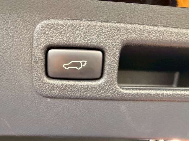 雨が降ってもゆったりと車選びができる屋内展示場完備！じっくりご覧になれます☆