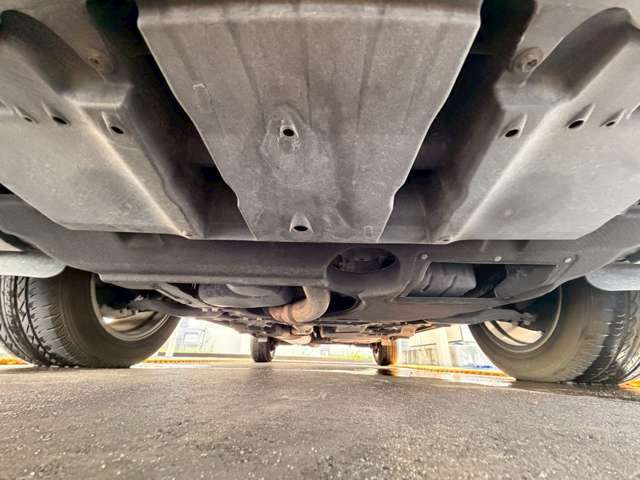 グループ全店敷地内に【陸運局認証工場】または【指定工場】完備！！国家資格車検検査員を持った整備士による整備。さらにステレオ・エアコン等走行に関係の無い所も不具合箇所が有れば修理してご納車致します☆