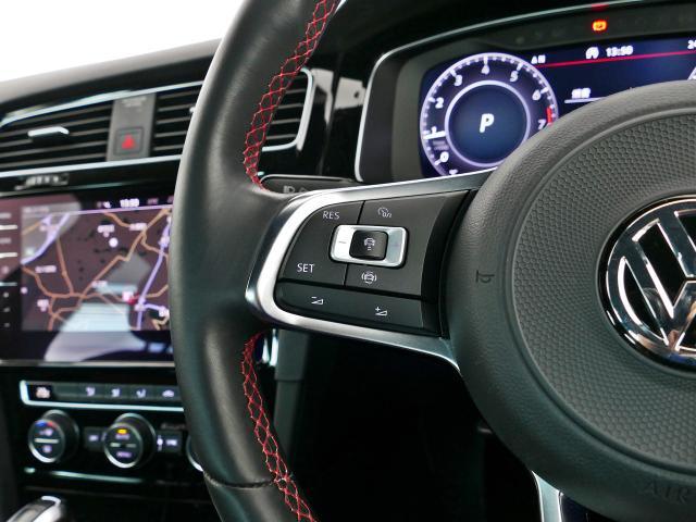 設定したスピードを上限に自動で加減速をし、一定の車間距離を保つ事で長距離運転の疲労を軽減する【ACC】が装備。