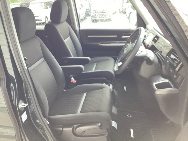フロントは広々セパレートシート、運転席は、高さを調整できるハイトアジャスター付きです。