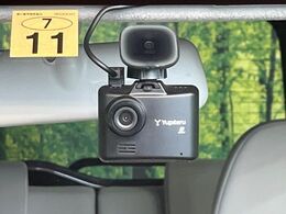 【ドライブレコーダー】安心・安全なカーライフに必須のドライブレコーダーを装備！走行中はもちろん、あおり運転や事故に遭遇した際の状況も映像で記録し、万一のリスクに備えます。