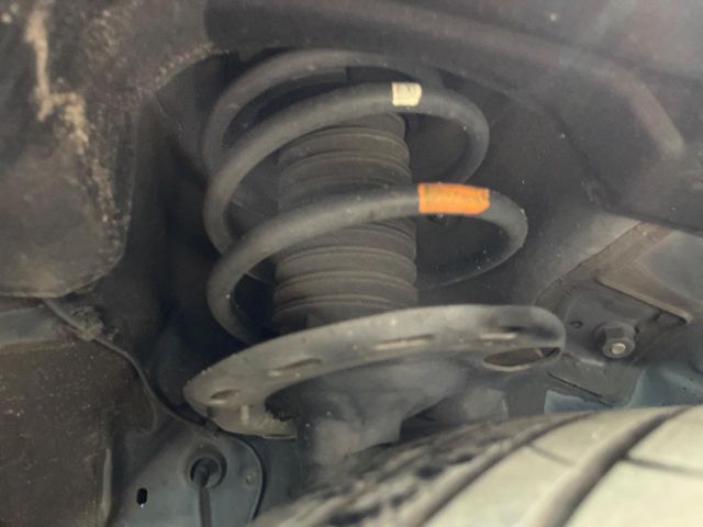 お車を安心してお乗りいただく為には、足回りの定期点検が欠かせません。サービスサポート（有償保証）では無料点検もご提供しており、安心のカーライフをお過ごしいただけるサポート体制が整っています。