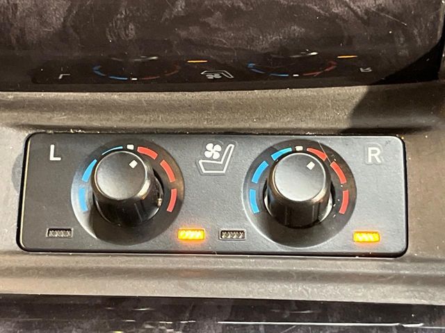 【シートベンチレーション】夏場は涼しい風でお尻や背中の熱やムレを防ぎ、冬はエアコンよりも早く温まってポカポカに！季節を問わず快適に過ごせます。