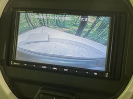 【バックカメラ】駐車時に後方がリアルタイム映像で確認できます。大型商業施設や立体駐車場での駐車時や、夜間のバック時に大活躍！運転スキルに関わらず、今や必須となった装備のひとつです！