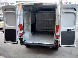 キャビンスペース　全長2,960mm 全幅2,000mm　全高1,970mm　広大な荷室で、アイデア次第で大活躍です。