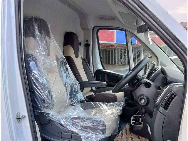 運転席・助手席ともに両側肘掛付キャプテンシートで苦にならない運転姿勢を維持できます。