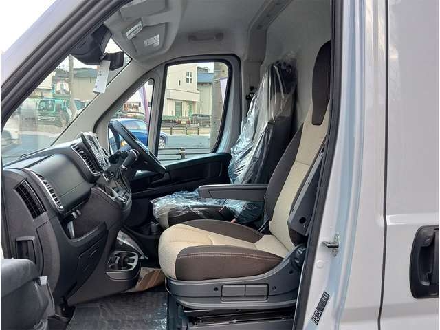 バンを感じさせない輸入車らしい上質なキャブ。