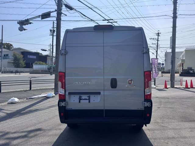リアゲートは左右両開きドアです。