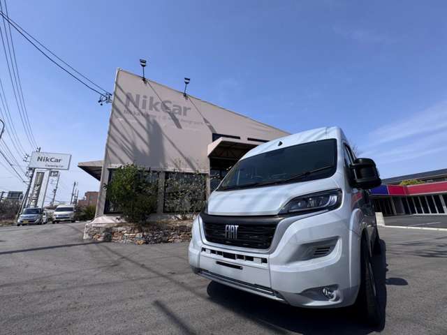 展示車は、ExpeditionGrey エクスペディショングレー（スペシャルソリッド）ですが、LanzaroteGrey ランサローテグレー（スペシャルソリッド）、DucatoWhite　ホワイト（ソリッド）もご用意。在庫の確認が必要です。