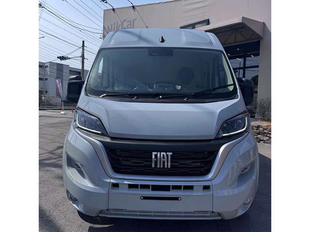 ベース車両は2人乗り仕様ですが、キャンピングカー仕様にカスタマイズすることで乗車定員を増やすことが可能です。また、日本仕様車は右ハンドルのため、国内での走行にも違和感なく対応できます。