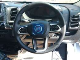 コントロールに革新をもたらす革巻きステアリングホイール。