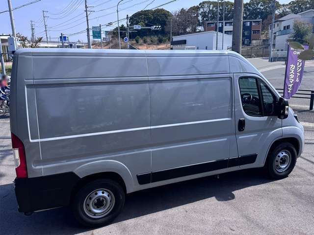 左右にウィンドウ取付など可能です。運転中の視認性の向上とユーティリティ性が高まります。