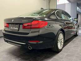 【鈑金・修理】小さなキズ・ヘコミから、大きな事故修理まで！一台一台丁寧に仕上げます。お車をお預かりしている間、代車を無料でお貸しいたしますので、安心してお任せください。