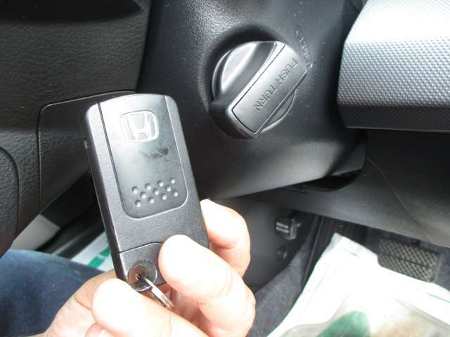 Hondaスマートキーを携帯するだけでキーを取り出すことなく、手軽にドアやテールゲートの施錠・解錠が可能。エンジンの始動・停止もノブ操作だけで行えます。