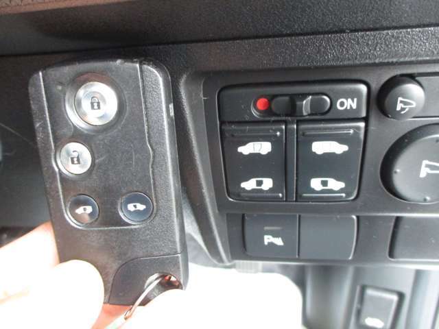 この車の魅力なセールスポイントです。両側電動スライドドアでお子様のいる家庭では、人気の装備です。奥様のお荷物の出し入れは右のリアスライドドアを実際に使いますので、両側電動を希望するお客様は多いですね