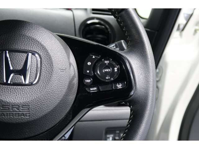 Hondaセンシングの機能のひとつ、アダプティブクルーズコントロール付！アクセルから足を離しても設定したスピードと前車との車間を保ち走行してくれます！車線維持もアシスト☆高速道路で疲労軽減ですね☆