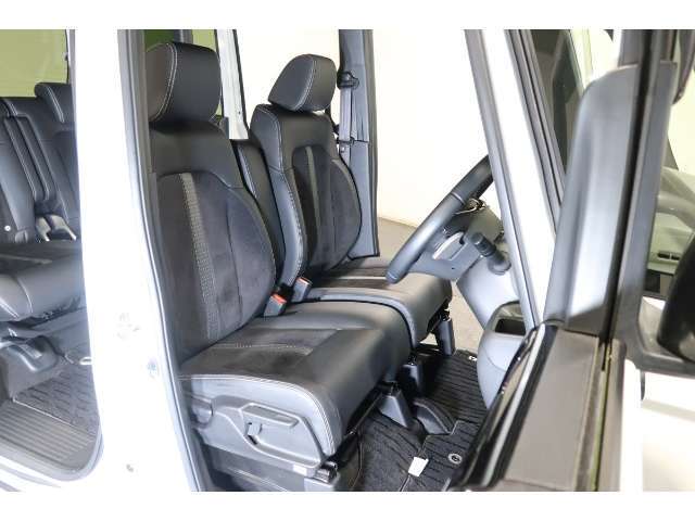 フロントシートはベンチシートタイプ♪　センターには格納式アームレストも付いています！！室内空間は広々で移動も楽々です♪狭い駐車空間など助手席ドアから出たい時にも大変便利ですよ♪
